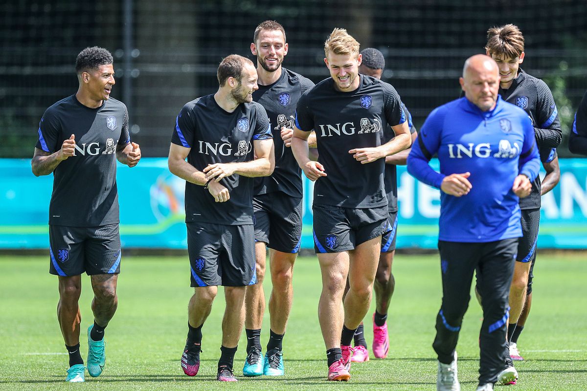 九游游戏旧版本-西汉姆发布备战花絮;清晨回应争议;德甲任务艰巨;阵容厚度经受考验(争当排头兵交流发言材料)